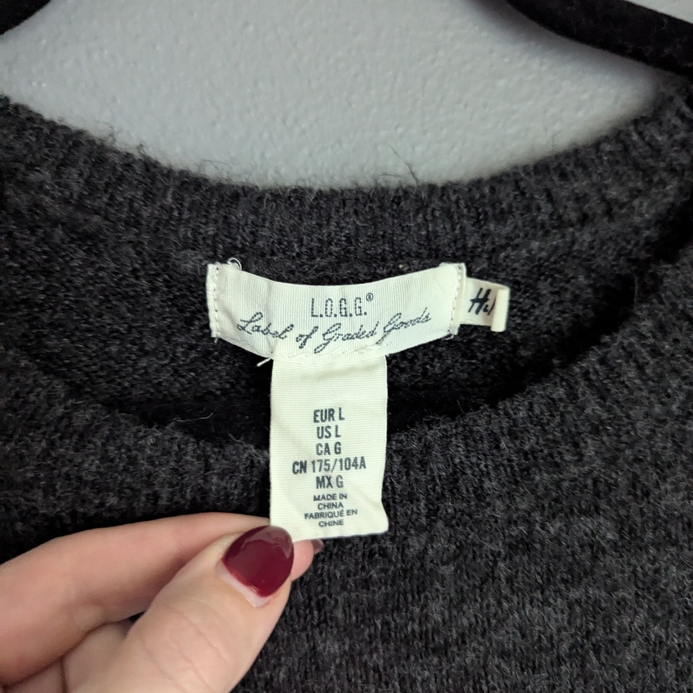 Label of graded goods gray crewneck sweater Christmas theme size large 24x34x28 - Picture 2 of 4
